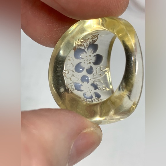 Vintage Clear Lucite Reverse Painted Lilac Floral Bubble Domed Ring size 6.5 - Picture 4 of 9